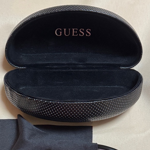 Guess Black and Silver Sunglasses with polarized lenses. - Picture 6 of 9